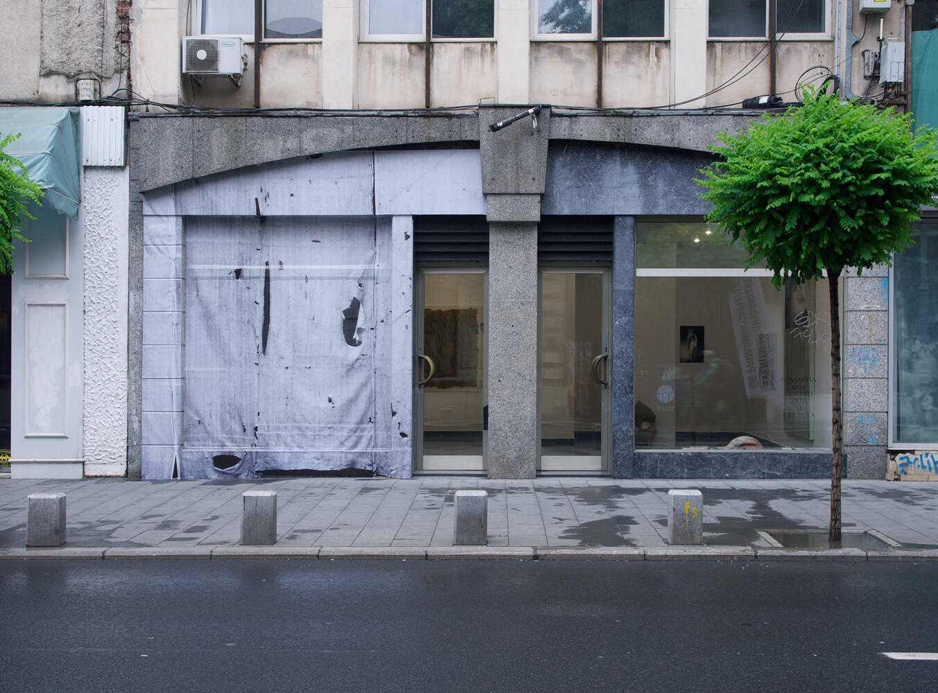 Birte Endrejat talking to strangers Bucharest scaffolding